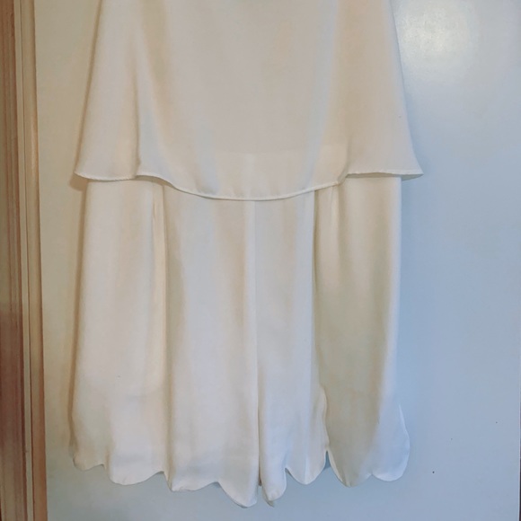 White romper with scalloped hem and pockets - Picture 1 of 3
